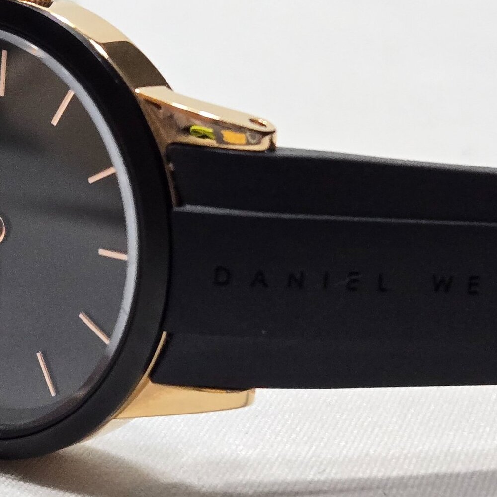 DANIEL WELLINGTON Iconic Motion 32 mm Watch Rose Gold Rubber Strap - Picture 6 of 16